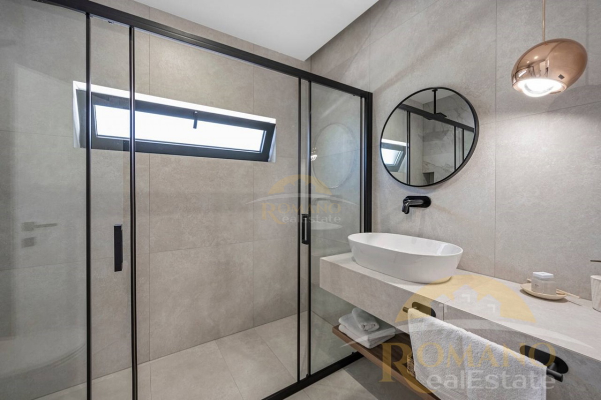 Moderna dvojna vila z infinity bazenom in panoramskim razgledom – Seget Gornji